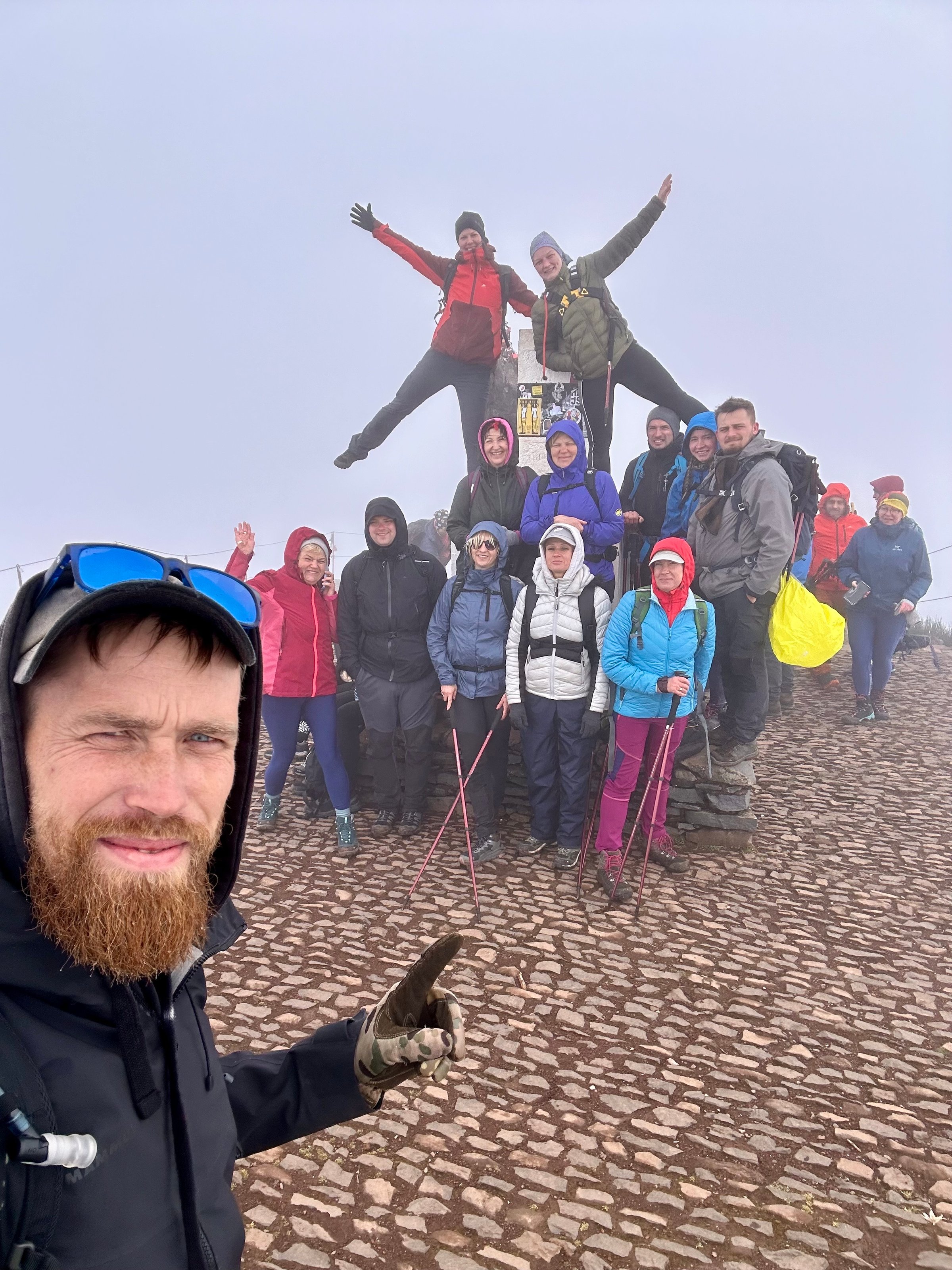 Mārtiņš Muižnieks, selfijs ar grupu uz klints Madeirā